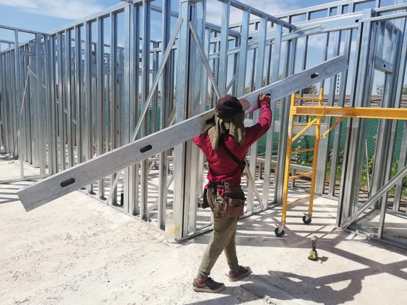 Operario montando la estructura de Steel Framing en obra