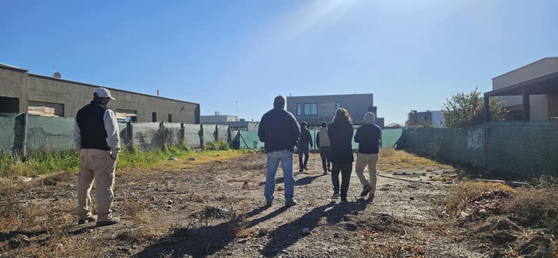Equipo recorriendo el lote antes de empezar la obra